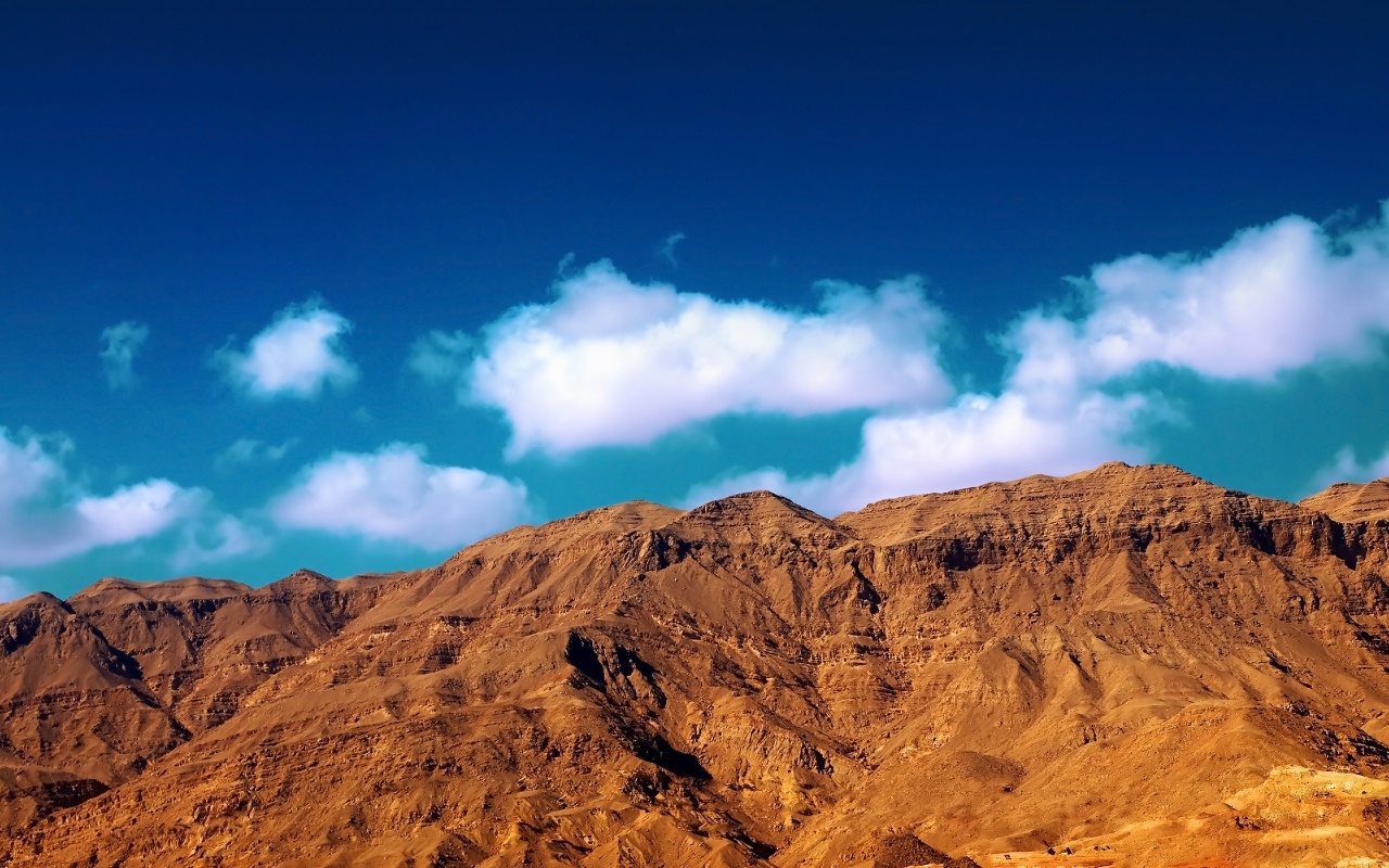 Ataqa Mountains In Middle Desert Backgrounds